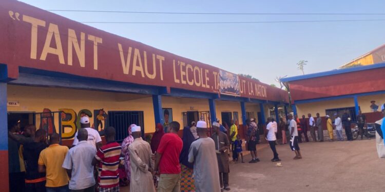Présidentielle 2025 en Guinée : ouverture des bureaux de vote et mobilisation progressive des électeurs à Cosa