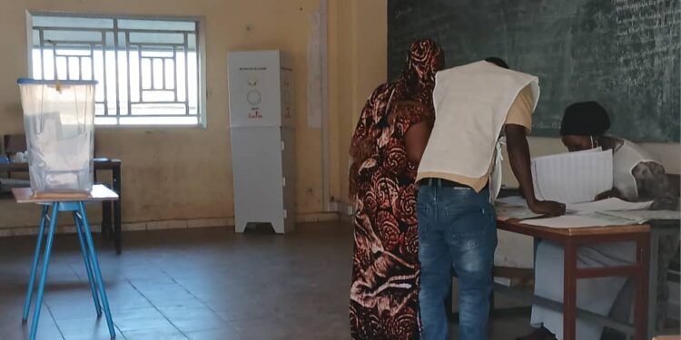 Présidentielle 2025 en Guinée : ouverture des bureaux de vote et mobilisation progressive des électeurs à Cosa