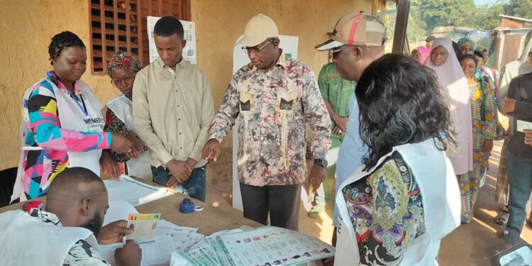 SIGUIRI – Présidentielle 2025 : faible affluence d’électeurs dans certains bureaux de vote