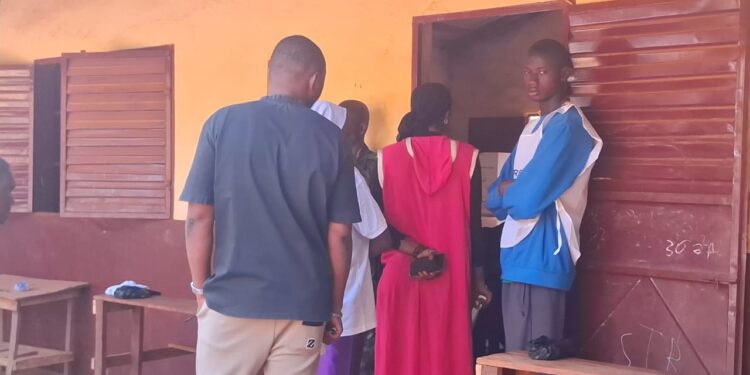 SIGUIRI – Présidentielle 2025 : faible affluence d’électeurs dans certains bureaux de vote