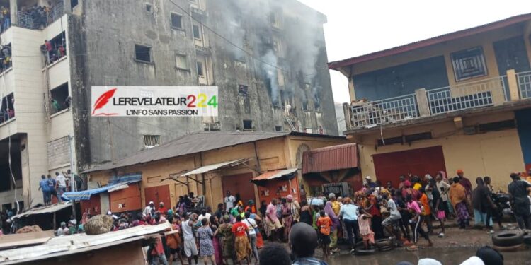 URGENT – Grave Incendie à l&rsquo;école Elhadj Oumar Tall de Mafanco: Des élèves piégés dans le bâtiment