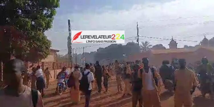 KANKAN : des élèves d’écoles publiques envahissent la rue et perturbent les cours dans les privés