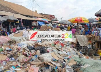 Insalubrité à N’Zérékoré : quand les commerçants partagent leurs repas avec les mouches des ordures au grand marché