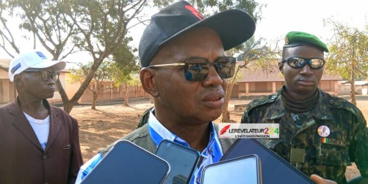 Présidentielle 2025 : Hadja Makalé Camara vote à Nongo et appelle à la paix et au travail
