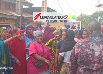 N&rsquo;Zérékoré : sommées de quitter leur lieu de vente, des femmes protestent devant la chambre de commerce