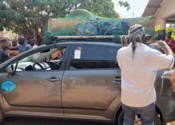 Guinée : l’indignation après le transport du corps d’un éminent universitaire sur le toit d’un taxi