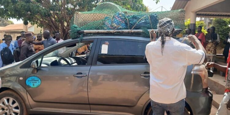 Guinée : l’indignation après le transport du corps d’un éminent universitaire sur le toit d’un taxi
