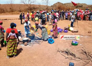 BOKE – Malapouya : les femmes cuisinent sur l’axe minier pour bloquer Dynamic Mining