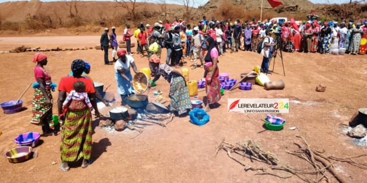 BOKE – Malapouya : les femmes cuisinent sur l’axe minier pour bloquer Dynamic Mining