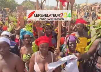 KANKAN : Torse nu, des femmes de Töron-Banankö prennent d&rsquo;assaut la préfecture et manifestent contre les zébus et la transhumance