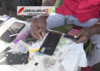Marché de Madina : la réparation de téléphones, un refuge pour les jeunes diplômés sans emploi