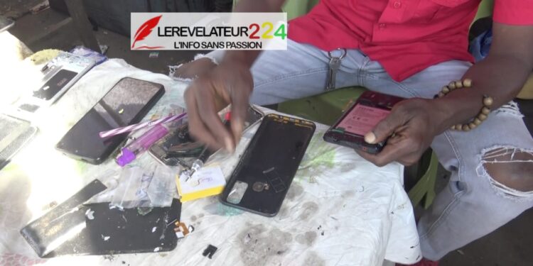 Marché de Madina : la réparation de téléphones, un refuge pour les jeunes diplômés sans emploi