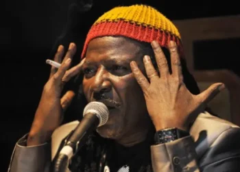 Alpha Blondy dément l&rsquo;hommage à Toumba Diakité : « C&rsquo;est une œuvre de l&rsquo;intelligence artificielle »