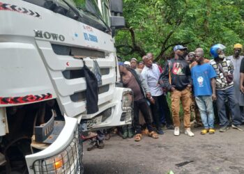 Tragédie à Faranah : Un choc entre un camion-citerne et une moto fait deux morts à Famania