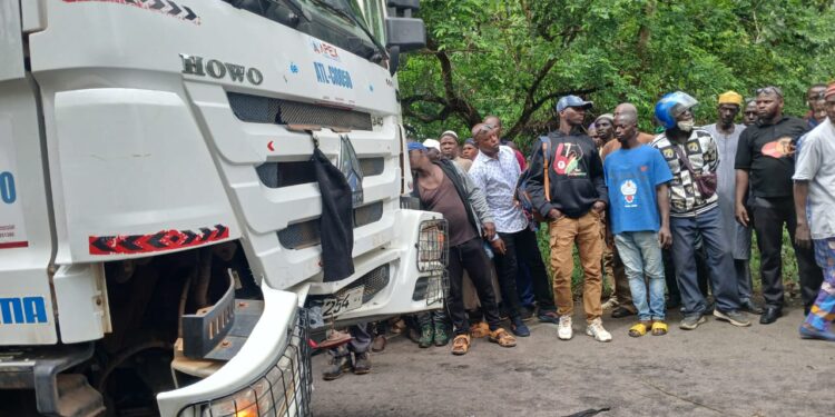 Tragédie à Faranah : Un choc entre un camion-citerne et une moto fait deux morts à Famania