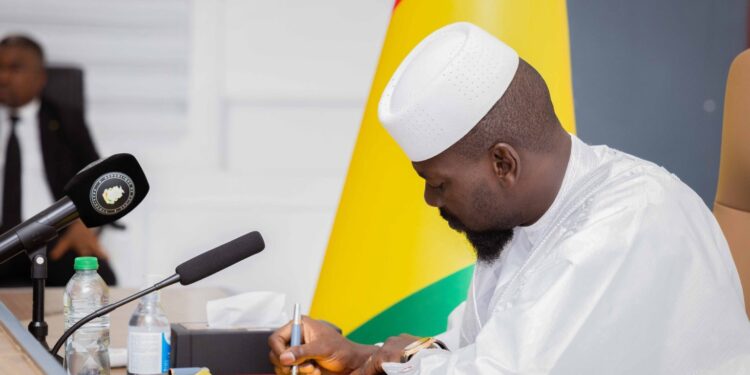Guinée : le Président Mamadi Doumbouya désormais habilité à légiférer par ordonnance