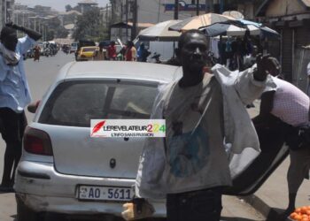 Conakry : les coxeurs, ces acteurs discrets mais indispensables du transport urbain