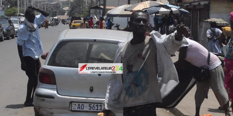 Conakry : les coxeurs, ces acteurs discrets mais indispensables du transport urbain