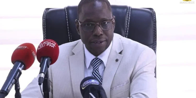 Distinctions Honorifiques : Le Président Mamadi Doumbouya décore Mamadou Saïtiou Barry et deux autres piliers de la diplomatie guinéenne