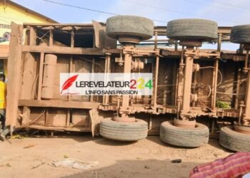 URGENT – Kissidougou : Un camion perd l’équilibre et fonce sur les magasins au centre-ville de Kissidougou