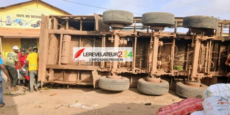 URGENT – Kissidougou : Un camion perd l’équilibre et fonce sur les magasins au centre-ville de Kissidougou
