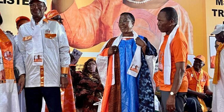 Législatives du 31 mai : Au Chapiteau By Issa, la « Vague Orange » de Dr Makalé Traoré s’offre une clôture de campagne magistrale