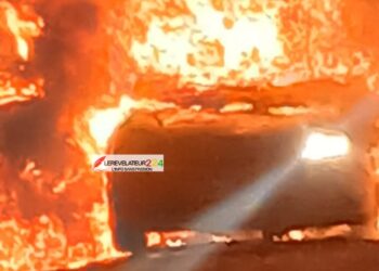 SIGUIRI : un véhicule prend feu en pleine circulation