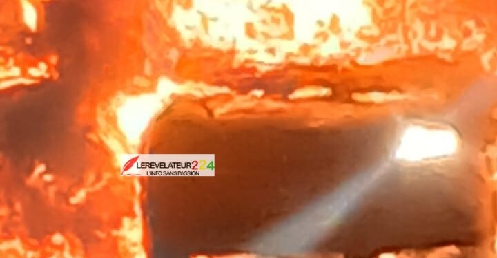 SIGUIRI : un véhicule prend feu en pleine circulation