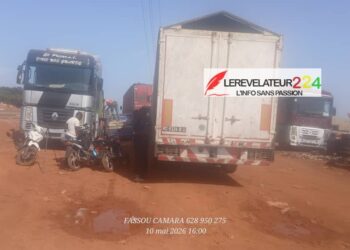 KANKAN : la jeunesse de Bordo-SOS et le chef de quartier sévissent contre le stationnement anarchique des gros porteurs sur les trottoirs de l’autoroute