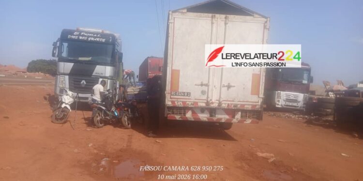 KANKAN : la jeunesse de Bordo-SOS et le chef de quartier sévissent contre le stationnement anarchique des gros porteurs sur les trottoirs de l’autoroute