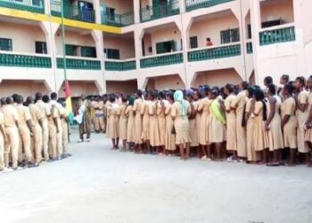 ​Éducation à Conakry : l’Inspecteur régional siffle la fin des « fêtes de couleurs » et des « journées sans sac »