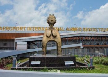 Retour du Hajj : une embrassade à l&rsquo;aéroport de Conakry relance le débat sur la pudeur en islam (Par Aboubacar Sakho)