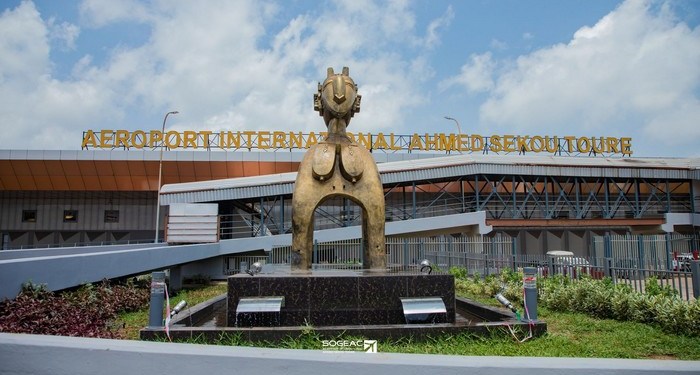 Retour du Hajj : une embrassade à l’aéroport de Conakry relance le débat sur la pudeur en islam (Par Aboubacar Sakho)