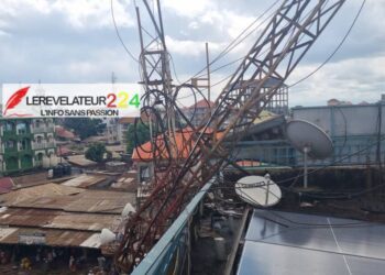 Conakry : le pylône de Radio Familia FM s&rsquo;effondre après un violent orage, la station refuse de se taire