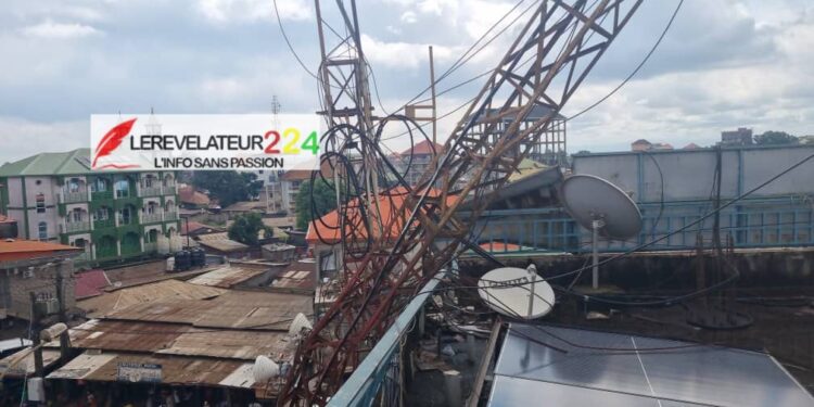 Conakry : le pylône de Radio Familia FM s&rsquo;effondre après un violent orage, la station refuse de se taire