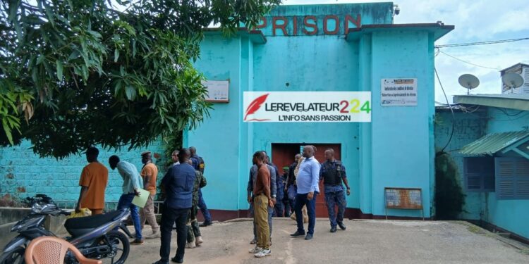Opération coup de poing à la prison civile de Kindia : le procureur saisit des armes blanches et inspecte les installations