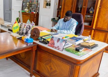Guinée : Mamadi Doumbouya tape du poing sur la table et réorganise le territoire