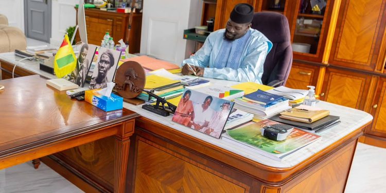 Guinée : Mamadi Doumbouya tape du poing sur la table et réorganise le territoire