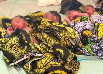 KANKAN : une mère donne naissance à des quadruplés par voie basse et sollicite le soutien des autorités