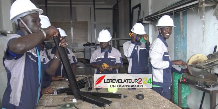 « Je ne veux pas attendre un emploi » : pourquoi des jeunes choisissent la menuiserie aluminium ?